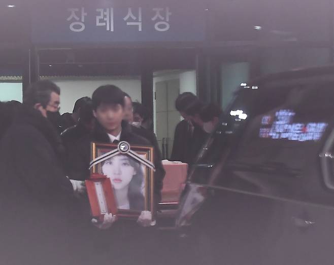 [서울=뉴시스] 김혜진 기자 = 19일 오전 서울 송파구 아산병원 장례식장에서 고(故) 김새론의 발인이 엄수되고 있다. (공동취재) 2024.02.19. jini@newsis.com /사진=김혜진