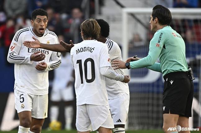 판정에 항의하고 있는 레알 마드리드 선수들. /AFPBBNews=뉴스1