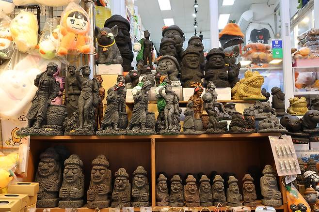 돌하르방 기념품 (제주=연합뉴스) 백나용 기자 = 제주시 동문재래시장 내 관광기념품점에 돌하르방 기념품이 진열돼 있다. 2025.2.13 dragon.me@yna.co.kr