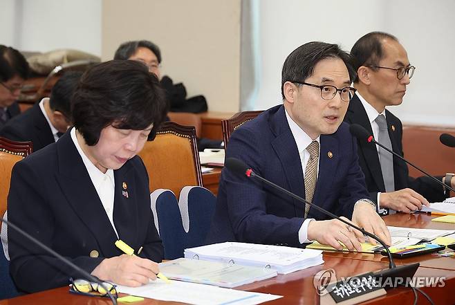 답하는 한기정 공정거래위원장 (서울=연합뉴스) 박동주 기자 = 19일 서울 여의도 국회에서 열린 정무위원회 전체회의에서 한기정 공정거래위원장이 의원 질의에 답변하고 있다. 2025.2.19 pdj6635@yna.co.kr