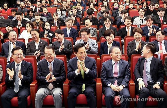 활짝 웃는 오세훈 시장-국민의힘 의원들 (서울=연합뉴스) 류영석 기자 = 오세훈 서울시장,  국민의힘 권영세 비상대책위원장을 비롯한 소속 의원들이 12일 서울 국회 도서관에서 열린 '87체제 극복을 위한 지방분권 개헌 토론회'에서 활짝 웃고 있다. 2025.2.12 ondol@yna.co.kr