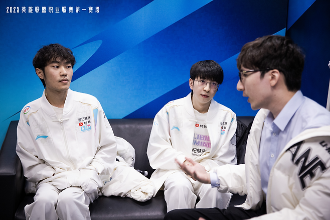 BLG 이지훈 코치가 '나이트', '엘크'와 이야기하고 있다(사진=LPL)