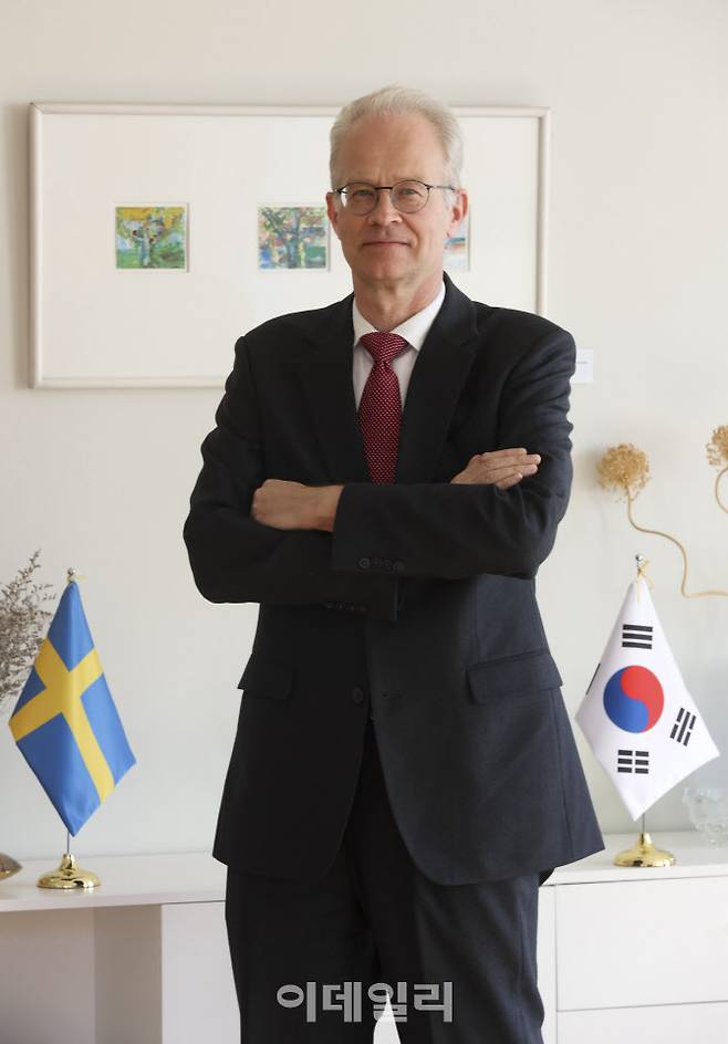 칼-울르프 안데르손 주한스웨덴대사가 4일 서울 성북 스웨덴 대사관저에서 한국과 스웨덴 국기 사이에 포즈를 취하고 있다. (사진= 이데일리 이영훈 기자)