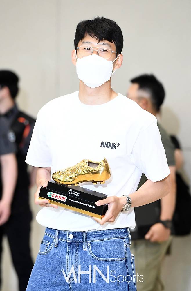 24일 오후 인천국제공항을 통해 입국한 뒤 2021-2022시즌 잉글랜드 프리미어리그 득점왕 트로피 '골든 부트'를 들고 포즈를 취하는 손흥민