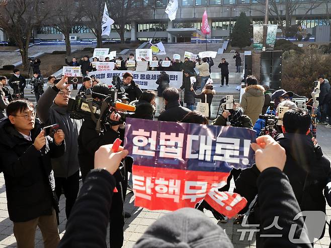 17일 서울 관악구 서울대학교 아크로폴리스 광장에서 서울대공동행동 등 진보단체와 자유민주주의를 수호하는 서울대인 등 보수단체가 윤석열 대통령 탄핵 찬성·반대 집회를 진행하고 있다. 2025.2.17/뉴스1 ⓒ News1 황기선 기자