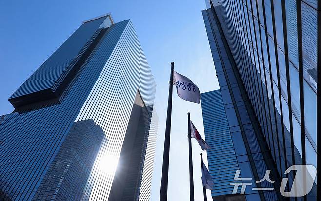 삼성생명이 지난해 8월 '경도인지장애·최경증이상치매보장특약'과 '장기요양(1-2등급, 1-4등급)지원특약'으로 각각 배타적사용권 6개월을 부여 받았다.  사진은 서울 서초구 삼성생명 본사. 2025.2.14/뉴스1 ⓒ News1 김성진 기자