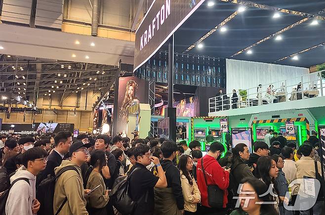 국내 최대 게임전시회인 '지스타(G-STAR) 2024'가 개막한 14일 부산 해운대구 벡스코에서 관람객들이 크래프톤 부스에 줄지어 서 있다. 2024.11.14/뉴스1 ⓒ News1