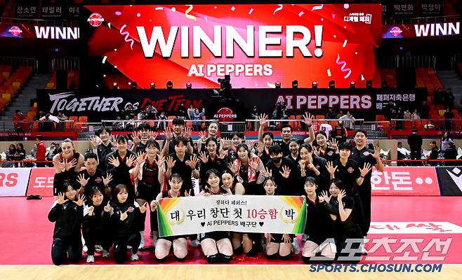 페퍼저축은행이 19일 정관장에 3대0 승리로 창단 첫 10승을 달성하고 기념촬영을 했다. 사진제공=KOVO