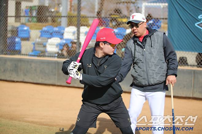 KIA 타이거즈 이범호 감독(오른쪽)이 윤도현의 타격을 지도하고 있다. 사진제공=KIA 타이거즈