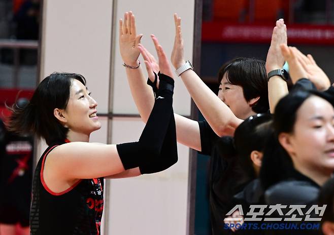 페퍼저축은행 박정아가 장소연 감독과 하이파이브를 하고 있다. 사진제공=KOVO