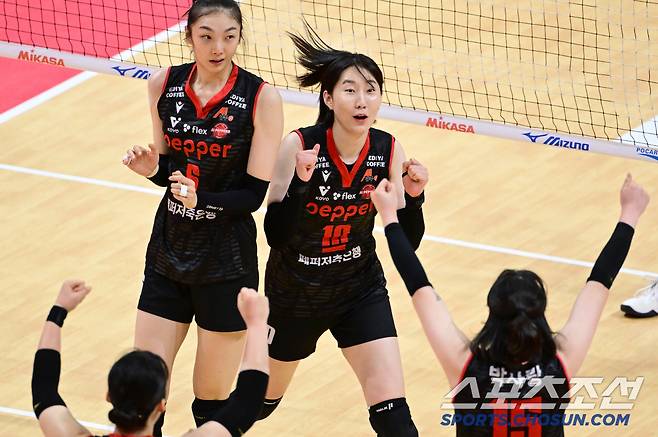페퍼저축은행 박정아가 19일 정관장전서 득점후 동료들과 기뻐하고 있다. 사진제공=KOVO