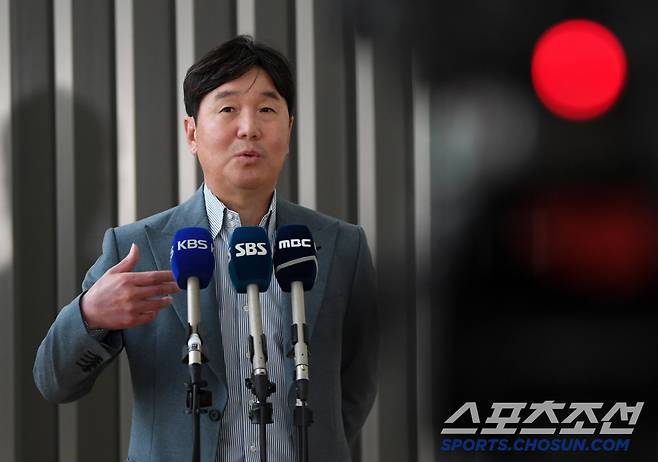 류지현 야구 국가대표 감독이 2026 월드베이스볼클래식(WBC) 전력 분석을 위해 20일 인천국제공항을 통해 대만으로 출국했다. 류지현 감독이 출국 전 인터뷰를 하고 있다. 인천공항=박재만 기자 pjm@sportschosun.com/2025.02.20/