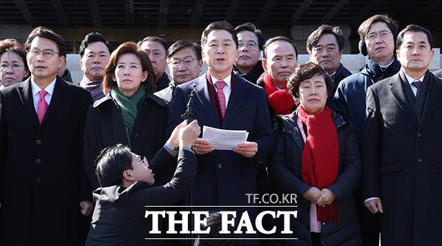 그러나 여권에 현저히 불리한 조기대선 정국에서 반전을 기대해 볼 만한 마지막 전략이 될 수 있다는 기대감이 일각에서 나온다. 강성 지지층의 결집을 강화할 뿐 아니라 중도층에게도 소구력 있는 메시지를 줄 수 있다는 것이다. /박헌우 기자