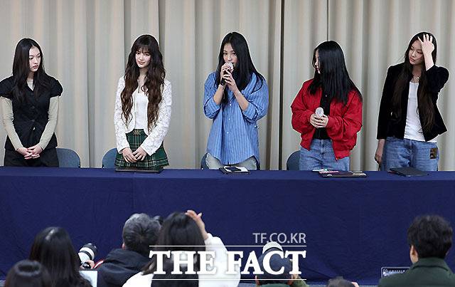 뉴진스가 오는 3월 홍콩에서 열리는 컴플렉스콘 무대에 오를 예정인 가운데 방시혁 하이브 의장과 어도어가 무산을 종용했다고 주장했다. 이에 어도어는 "일체의 연락을 한 적이 없다"고 밝혔다. 사진은 뉴진스가 지난해 11월 진행한 긴급 기자회견 당시 모습. /더팩트 DB