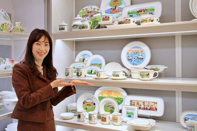 광주신세계 본관 8층 생활매장에서 직원이 집들이 선물하기 좋은 빌레로이앤보흐의 웨딩시리즈 제품을 선보이고 있다. 광주신세계 제공