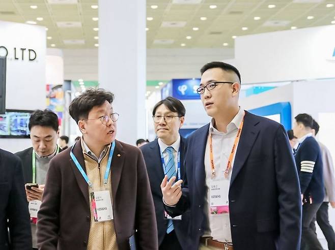 김동선 한화세미텍 미래비전총괄(오른쪽)이 세미콘 코리아 2025에 참가한 한화세미텍의 부스를 둘러보고 있다. 한화세미텍 제공