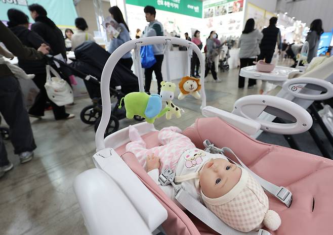 13일 오후 대구 북구 엑스코에서 열린 제43회 대구베이비&키즈페어를 찾은 시민들이 육아용품을 살펴보고 있다. 사진은 기사와 관련이 없음. /연합뉴스