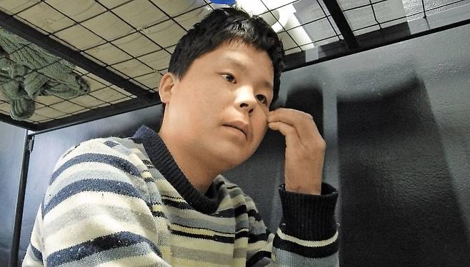 본지와 만난 스물한 살의 북한군 포로 백모씨는 총격으로 왼쪽 정강뼈가 부서지는 큰 부상을 당하고 수술을 받아 거동하지 못하는 상태다. 2021년 5월 입대한 그는 작년 11월 폭풍군단 소속으로 러시아로 보내졌다고 했다. 그때 그가 들은 이야기라곤 "훈련을 실전처럼 하러 간다"가 전부였다고 했다. /키이우=정철환 특파원