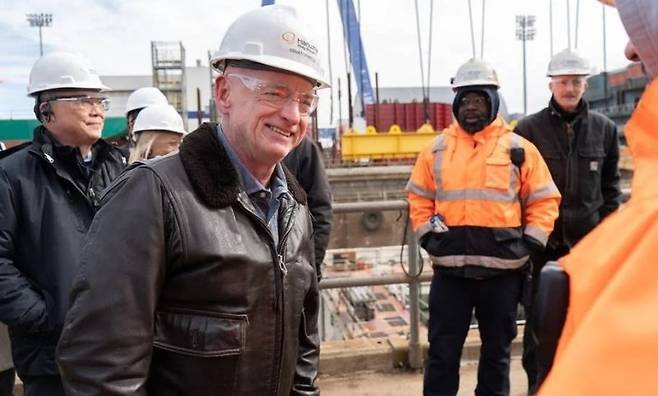 지난 19일(현지시간) 펜실베이니아주 필라델피아에 위치한 한화 필리조선소를 방문한 마크 켈리 미국 애리조나주 상원의원. 마크 켈리 상원의원 홈페이지 캡처