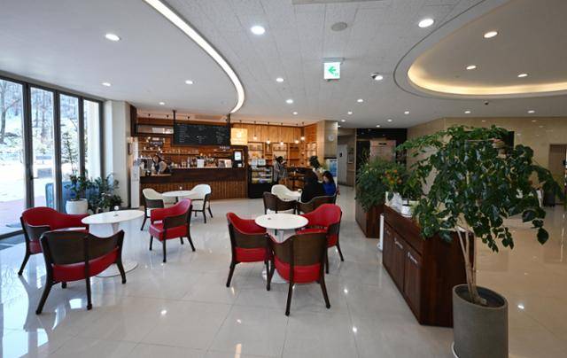 동백 성루카 호스피스 병원 1층엔 햇빛이 잘 드는 카페가 있다. 죽음이 아닌 삶의 공간임을 일깨우기 위해서다. 병원 곳곳에선 소독약 냄새 대신 커피 향기가 난다. 용인=홍인기 기자