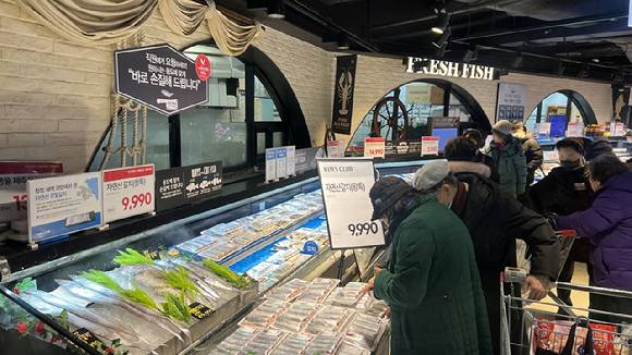 소비자들이 이랜드킴스클럽에서 판매 중인 오만산 갈치를 살펴보고 있다. [사진=이랜드킴스클럽]