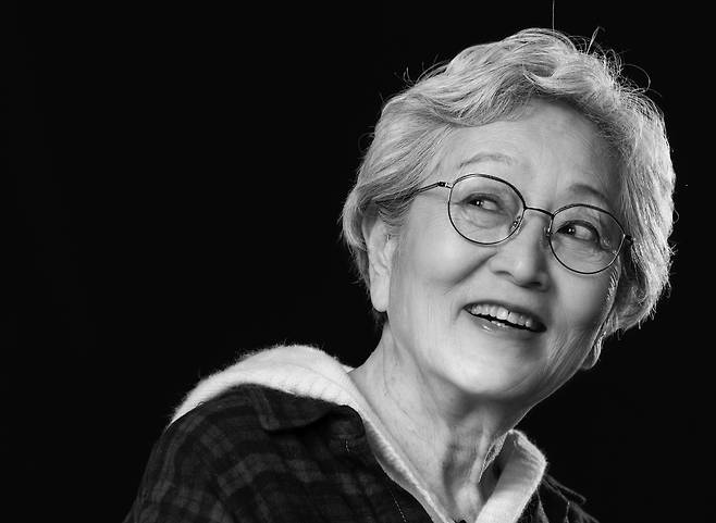 ‘뜨거운 씽어즈’에서 김영옥 배우가 부른 천개의 바람이 되어’는 유튜브 조회 수가 300만을 넘었다. 결국 담담하게 진솔한 목소리로 부른 그의 노래가 우리네 삶의 바람이 된 터였다.