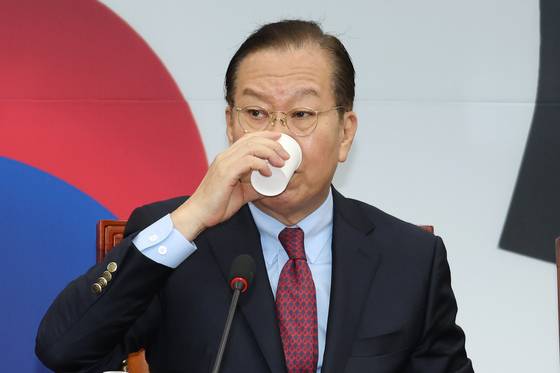 권영세 국민의힘 비상대책위원장이 20일 오전 서울 여의도 국회에서 열린 비상대책위위원회의에서 물을 마시고 있다. 뉴스1