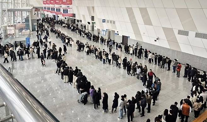 경기 고양시 킨텍스 제2전시장에 마련된 고양창릉지구 모델하우스를 관람하려는 방문객들이 길게 줄을 선 모습. 사진=LH