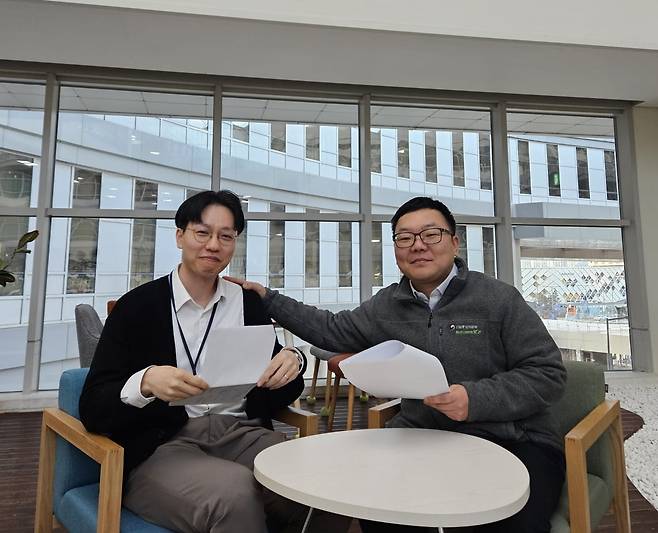 산업통상자원부 무역정책관실 수출입과의 여수항 사무관(오른쪽)과 김정훈 사무관이 19일 세종시 정부 청사에서 매월 1일 발표하는 수출입 동향 자료의 작성 과정에 대해 설명하고 있다.