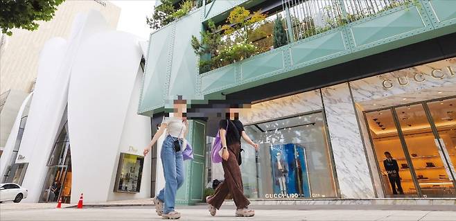 글로발 유명 시계 브랜드들이 입점을 노리는 청담동 명품거리를 시민이 지나가고 있다. 사진=최혁 기자