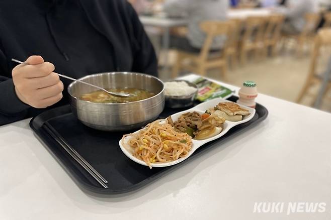 학생식당에서 천원의 아침밥을 먹고 있는 한 학생. &nbsp; 사진=권혜진 쿠키청년기자&nbsp;