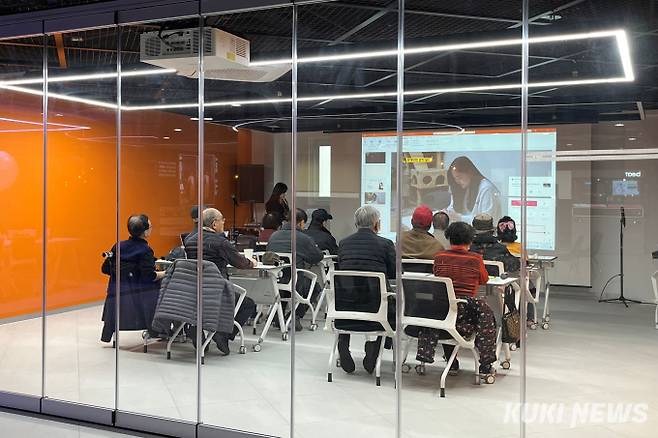 서울디지털동행플라자 서남센터에서 스마트폰 수업이 진행되고 있다. 강의실 책상과 의자가 가득 찰 정도로 출석률이 높았다. 사진=박은지 쿠키청년기자