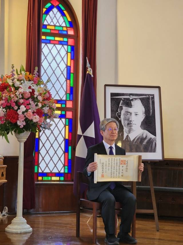윤동주의 장조카이자 유족 대표로 행사에 참석한 윤인석(왼쪽) 성균관대 명예교수가 16일 교토 도시샤대학에서 열린 윤동주 명예문화박사 증정식에서 학위 증서를 받은 뒤 기념촬영에 응하고 있다. 도시샤대학 한국교우회 제공