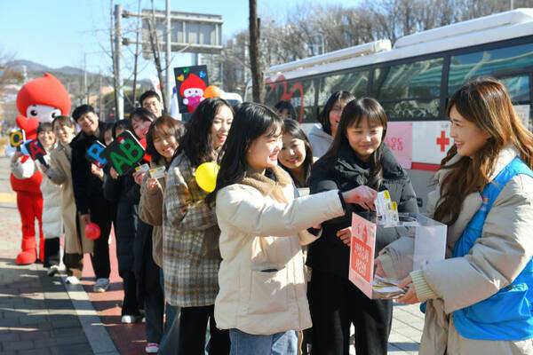 위러브유 회원들이 20일 오전 수원 장안구민회관에서 열린 ‘제696차 전 세계 헌혈하나둘운동’에서 헌혈을 하고 헌혈증서를 기증했다. 위러브유 제공