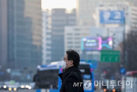 서울 종로구 광화문사거리에서 마스크를 쓴 시민들이 이동하고 있다. /사진=[서울=뉴시스] 정병혁 기자