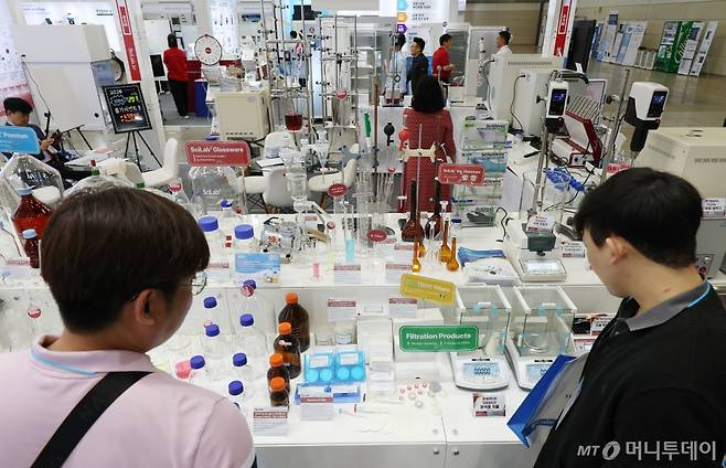 경기 고양 킨텍스 제2전시장에서 열린 제18회 국제연구·실험 및 첨단분석장비전, 제14회 국제의약품·바이오산업전, 제9회 국제화장품원료기술전을 찾은 관람객이 참가 업체 제품들을 살피고 있다./사진=[고양=뉴시스] 고승민 기자