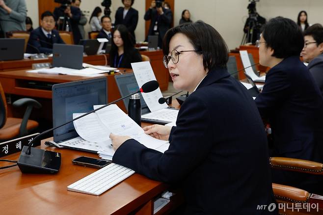(서울=뉴스1) 안은나 기자 = 정혜경 진보당 의원이 20일 서울 여의도 국회에서 열린 환경노동위원회 제422회국회(임시회) 제1차 전체회의에서 김문수 고용노동부 장관의 역사관을 지적하며 의사진행 발언을 하고 있다. 2025.2.20/뉴스1  Copyright (C) 뉴스1. All rights reserved. 무단 전재 및 재배포,  AI학습 이용 금지. /사진=(서울=뉴스1) 안은나 기자