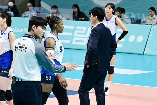 5세트 현대건설 패배가 가까워지자 강성현 감독이 모마를 교체시키고 있다. / 한국배구연맹(KOVO)