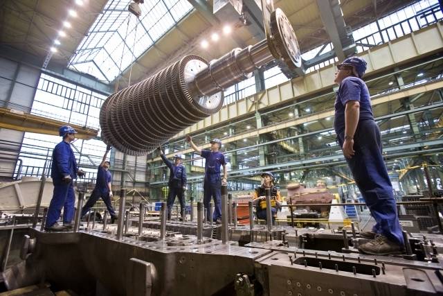 체코의 두산스코다파워 직원이 원전 핵심 부품인 터빈을 살펴보고 있다. [두산에너빌리티 제공]