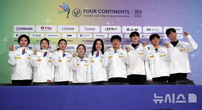 [서울=뉴시스] 이영환 기자 = 지난 18일 서울 양천구 목동아이스링크 프레스센터에서 열린 2025 ISU 사대륙 피겨스케이팅 선수권대회 미디어데이에서 참석자들이 기념촬영을 하고 있다. 왼쪽부터 안나영 경기이사, 여자 싱글 이해인, 윤아선, 김채연, 아이스댄스 임해나, 권예, 남자 싱글 차준환, 김현겸, 이시형. 2025.02.18. 20hwan@newsis.com