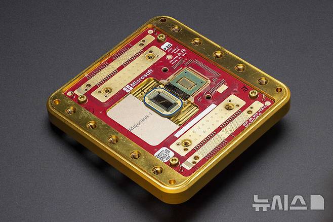 [서울=뉴시스] 마이크로소프트(MS)가 19일(현지 시간) 위상초전도체를 사용한 양자 컴퓨팅 칩 '마요라나(Majorana) 1'을 개발했다고 밝혔다. (사진=마이크로소프트 제공) 2025.02.20. photo@newsis.com