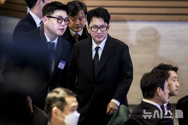 [서울=뉴시스] 정병혁 기자 = 방시혁 하이브 의장이 20일 서울 영등포구 FKI타워에서 열린 한국경제인협회 제64회 정기총회에 참석하고 있다.  2025.02.20. jhope@newsis.com