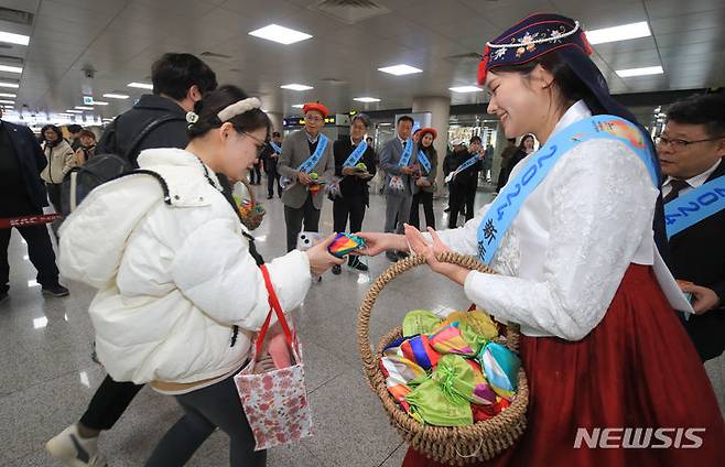 [제주=뉴시스] 우장호 기자 = 민족 최대 명절인 설 연휴를 앞둔 8일 오후 제주국제공항 1층 국제선 도착장에서 제주~상하이 직항노선을 타고 온 중국인 관광객들을 환영하는 행사가 열리고 있다. 중국 춘제 연휴기간(2월10~17일) 전후로 많은 중국인 관광객(유커·遊客)들이 제주도를 찾을 것으로 예상된다. 2024.02.20. woo1223@newsis.com
