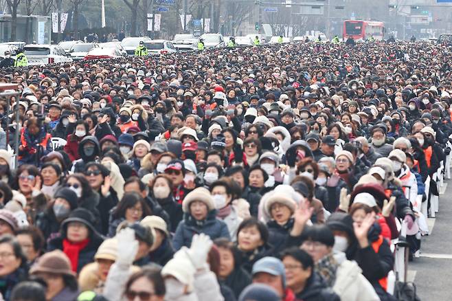 광화문 전국주일 연합예배     (서울=연합뉴스) 서대연 기자 = 서울 종로구 세종대로에서 열린 광화문 전국 주일 연합예배에서 신도들이 전광훈 사랑제일교회 목사의 발언을 듣고 있다.  2025.2.16     dwise@yna.co.kr (끝)   <저작권자(c) 연합뉴스, 무단 전재-재배포, AI 학습 및 활용 금지> 연합뉴스