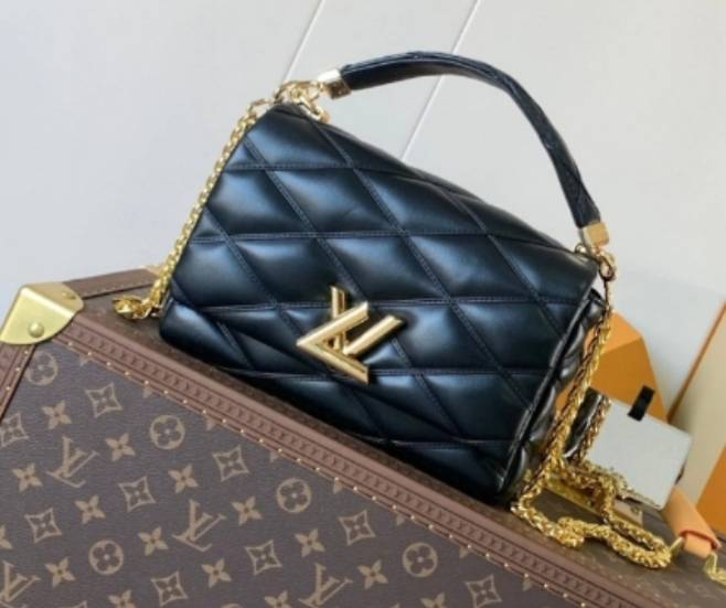 백화점에서 880만원에 판매되는 루이비통 가방. 명동 위조매장에서는 44만원에 팔리고 있다. 서울시 민사국 제공