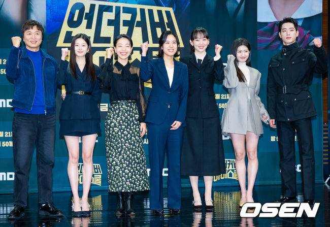 [OSEN=민경훈 기자] 20일 오후 서울 상암 MBC 골든마우스홀에서 MBC 새 금토드라마 ‘언더커버 하이스쿨’ 제작발표회가 열렸다.‘언더커버 하이스쿨’(극본 임영빈, 연출 최정인)은 고종 황제의 사라진 금괴의 행방을 쫓기 위해 고등학생으로 위장 잠입한 국정원 요원의 좌충우돌 N차 고딩 활약기를 담은 드라마다.배우 서강준, 진기주, 김신록, 전배수, 김민주, 박세현과 최정인 PD가 포토타임을 가지고 있다. 2025.02.20 /rumi@osen.co.kr