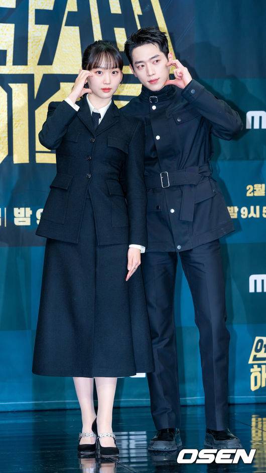 [OSEN=민경훈 기자] 20일 오후 서울 상암 MBC 골든마우스홀에서 MBC 새 금토드라마 ‘언더커버 하이스쿨’ 제작발표회가 열렸다.‘언더커버 하이스쿨’(극본 임영빈, 연출 최정인)은 고종 황제의 사라진 금괴의 행방을 쫓기 위해 고등학생으로 위장 잠입한 국정원 요원의 좌충우돌 N차 고딩 활약기를 담은 드라마다.배우 진기주와 서강준이 포토타임을 가지고 있다. 2025.02.20 /rumi@osen.co.kr