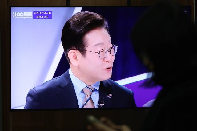 ▲이재명 더불어민주당 대표가 출연한 19일 MBC <100분 토론>을 서울역에서 시민들이 지켜보고 있다. ⓒ연합뉴스