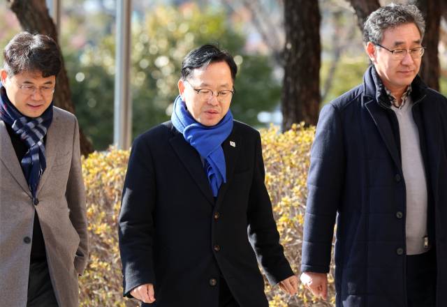 ▲법정으로 향하는 김문수 의원ⓒ연합뉴스