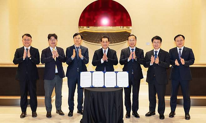 포스코그룹은 20일 서울 포스코센터에서 ‘그룹 인권경영 선언문’ 선포식을 가졌다. (왼쪽부터 포스코스틸리온 천시열 사장, 포스코퓨처엠 엄기천 사장, 포스코 이희근 사장, 포스코그룹 장인화 회장, 포스코이앤씨 정희민 사장, 포스코DX 심민석 사장, 포스코인터내셔널 정경진 부사장). 포스코 제공